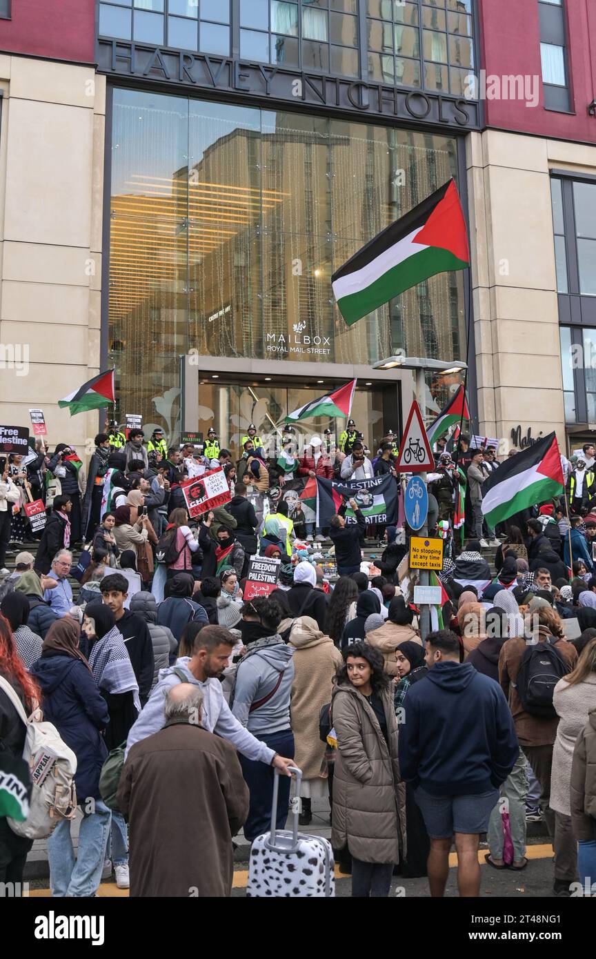 The Mailbox Birmingham, 29 ottobre 2023 - la polizia delle West Midlands evacuò la Mailbox e formò una linea intorno agli ingressi come una marcia della Palestina libera riunita fuori domenica pomeriggio. Circa 200 manifestanti sventolarono bandiere e cantarono "vergogna sulla BBC" con poliziotti che tenevano la linea. La BBC ha i suoi studi Midlands all'interno dell'edificio Mailbox nel centro di Birmingham. Vari segni e bambole bagnate di sangue sono stati lasciati sui gradini della proprietà. Credito: Stop Press Media/Alamy Live News Foto Stock