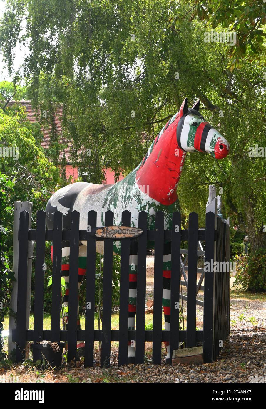 modello dipinto di un cavallo davanti al giardino Foto Stock