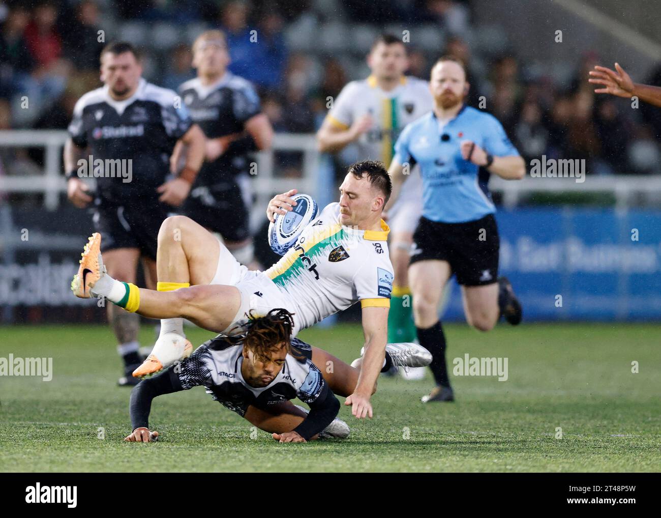 Elliott Obatoyinbo dei Newcastle Falcons si scontrò con Tom James dei Northampton Saints durante il Gallagher Premiership Match a Kingston Park, Newcastle upon Tyne. Data immagine: Domenica 29 ottobre 2023. Foto Stock