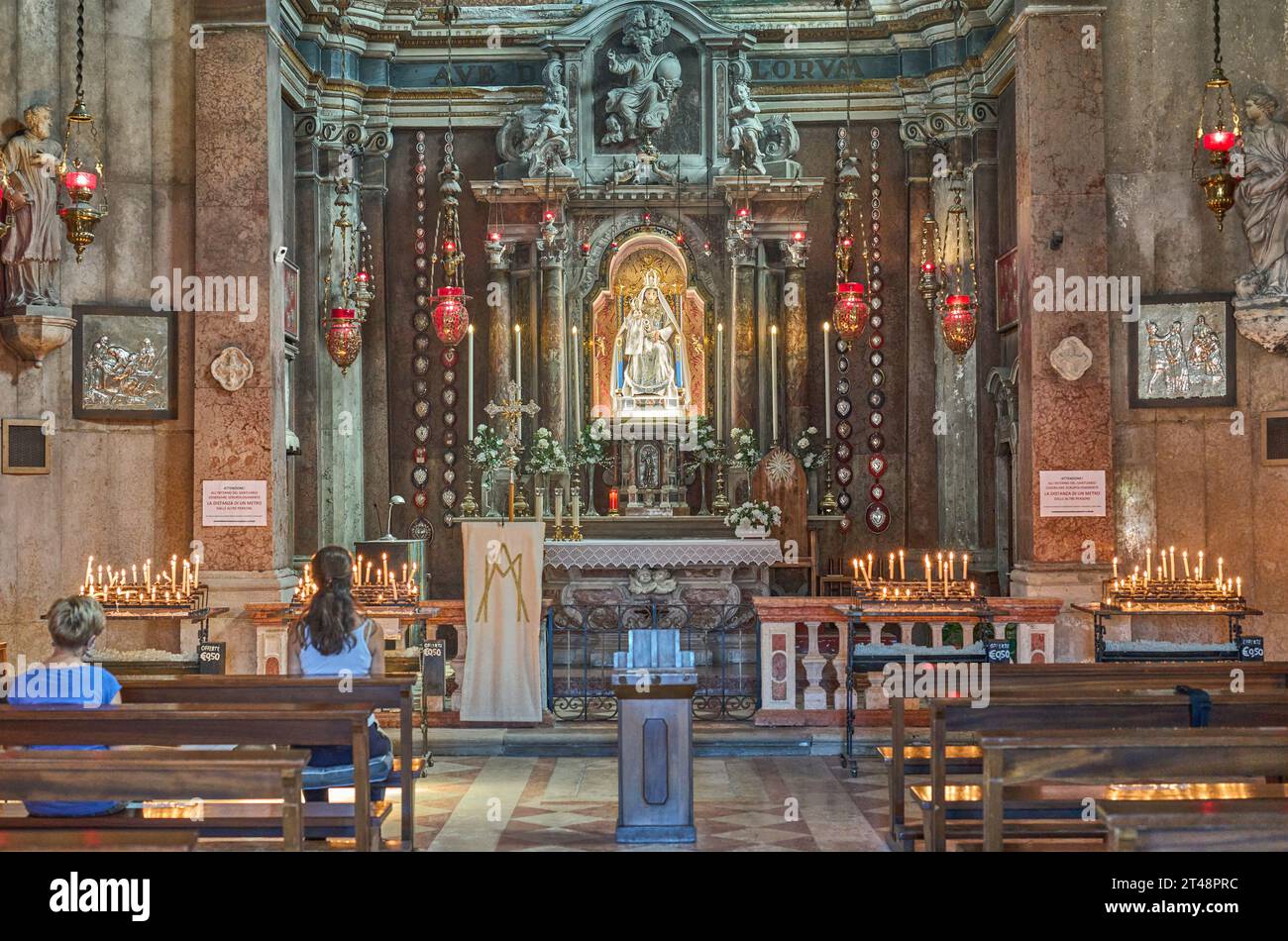 Caorle, Italia - 3 settembre 2020: L'altare della Chiesa della Beata Vergine d'Angelo (Santuario della Madonna dell'Angelo) Foto Stock