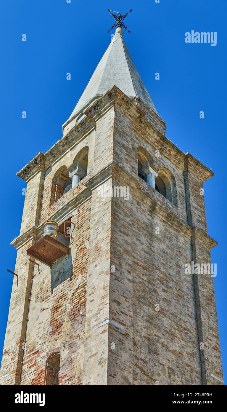 Caorle, Italia, veduta verso l'alto della campanaria della Chiesa della Beata Vergine d'Angelo (Santuario della Madonna dell'Angelo) Foto Stock