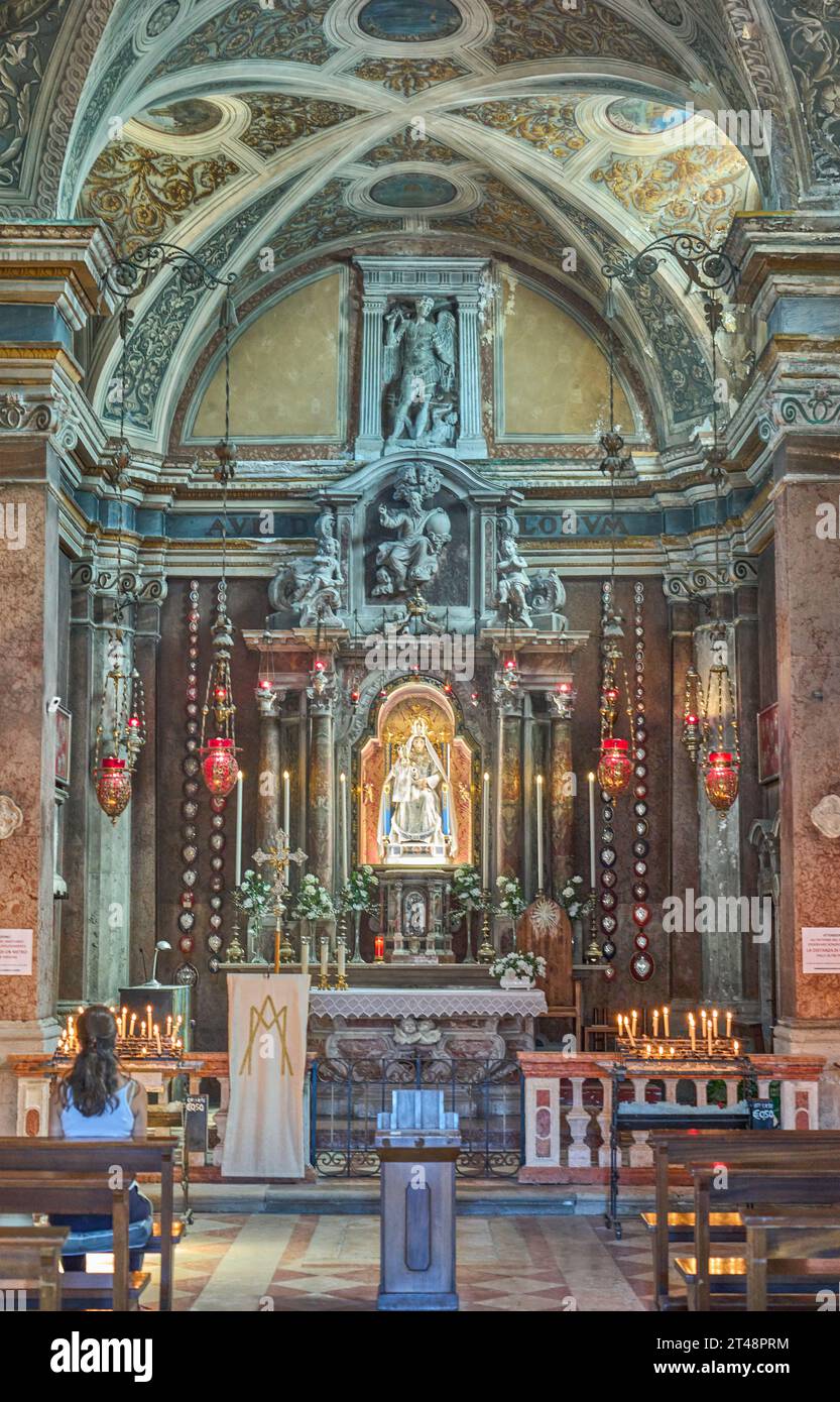 Caorle, Italia - 3 settembre 2020: L'altare della Chiesa della Beata Vergine d'Angelo (Santuario della Madonna dell'Angelo) Foto Stock