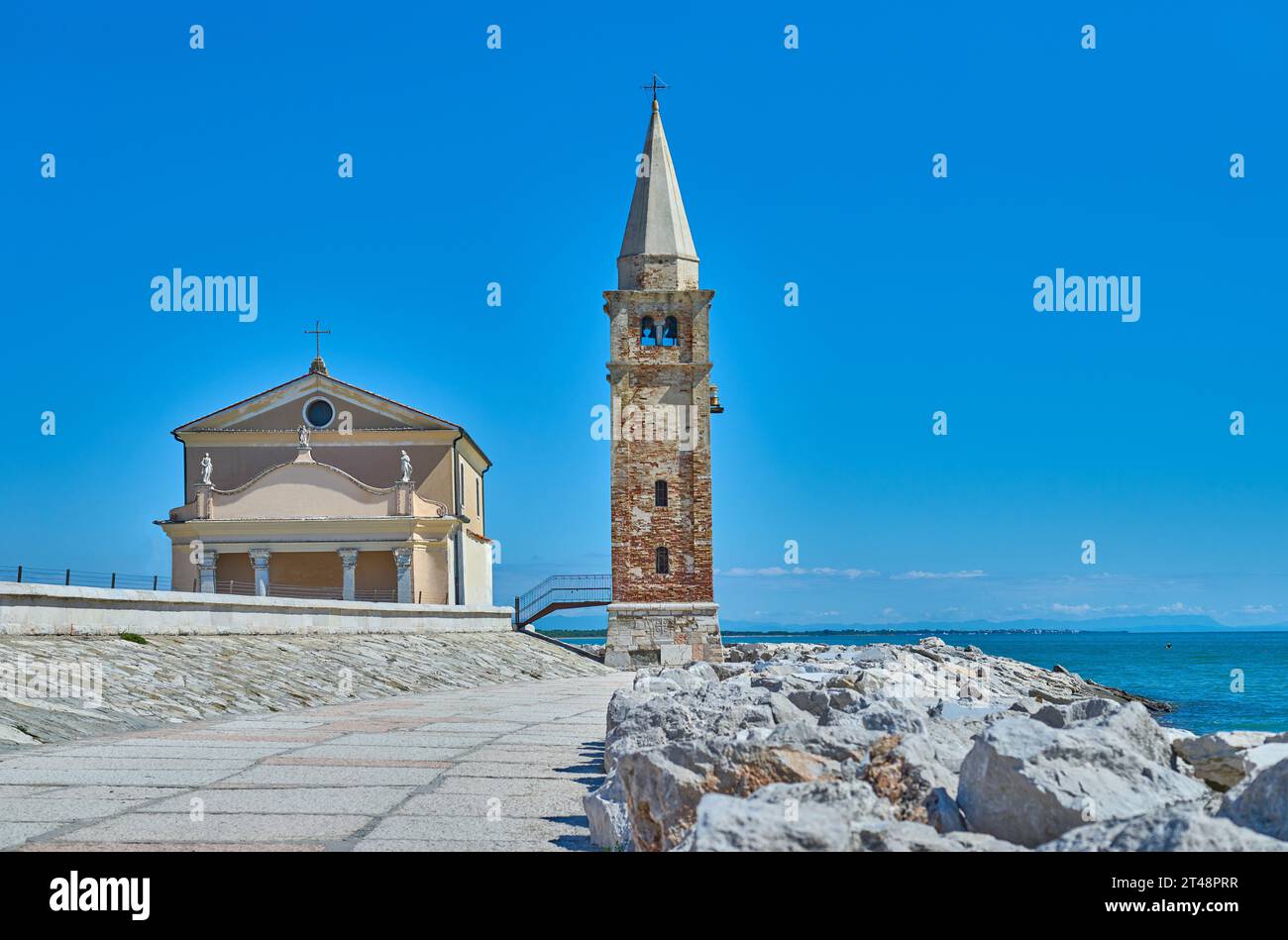 Caorle, Italia , veduta della Chiesa della Beata Vergine d'Angelo (Santuario della Madonna dell'Angelo) sul lungomare Foto Stock