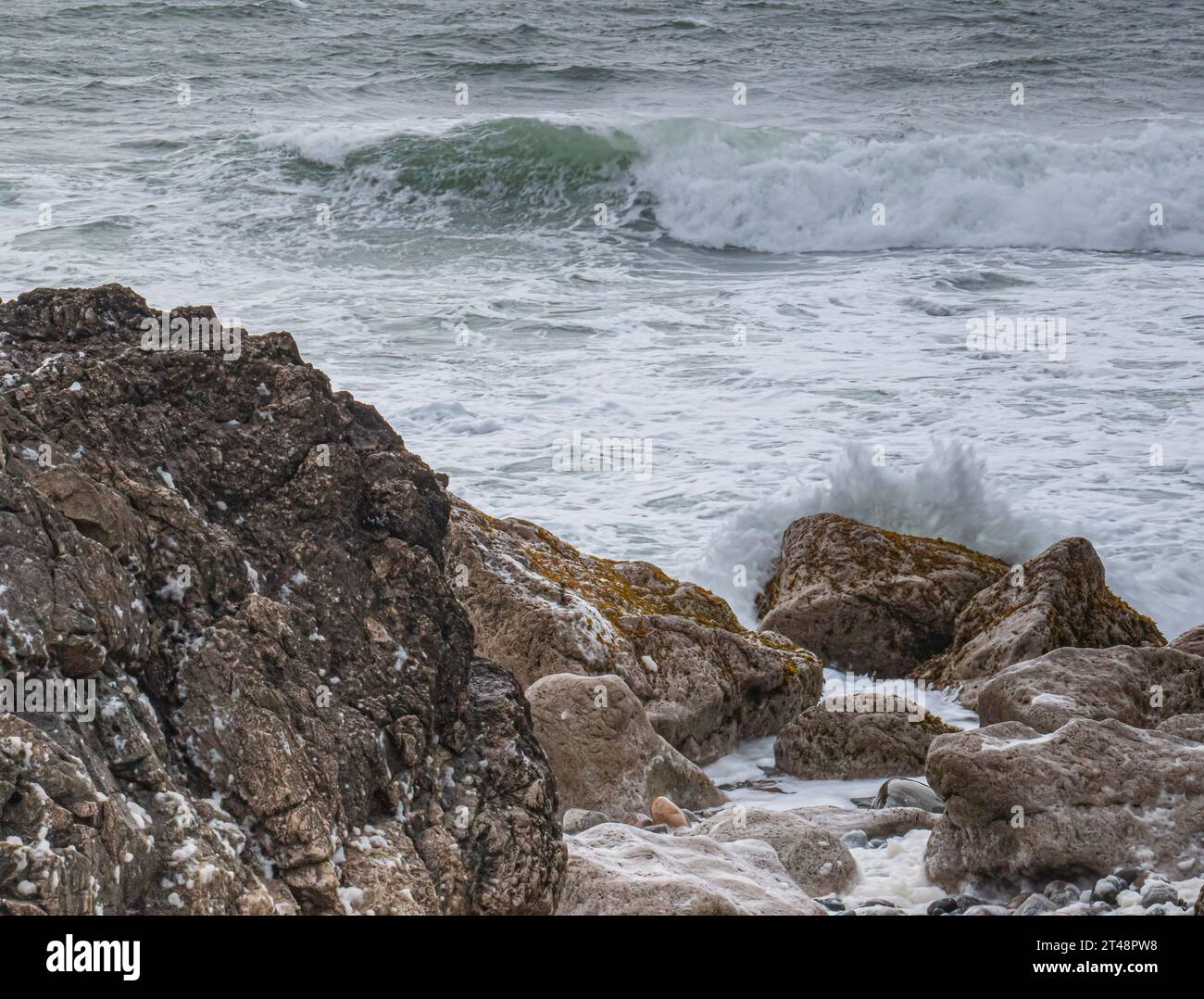 Acqua e schiuma marina sulle rocce dolomitiche nel Parco provinciale di Arches a Terranova Foto Stock