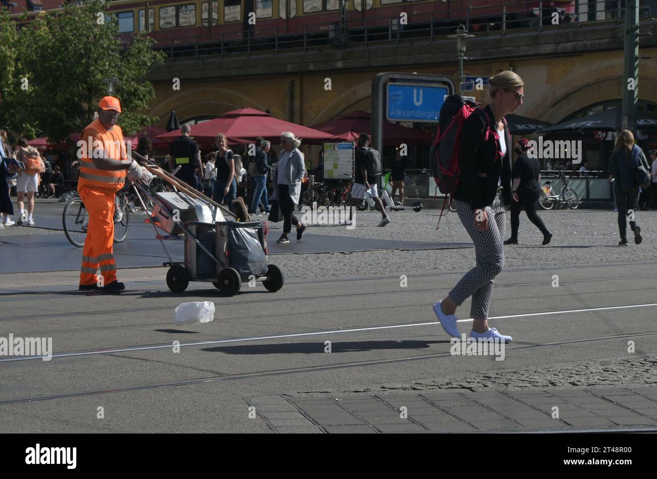 Pulitore di strada, alexanderplatz fuori dalla stazione di alexanderplatz Foto Stock