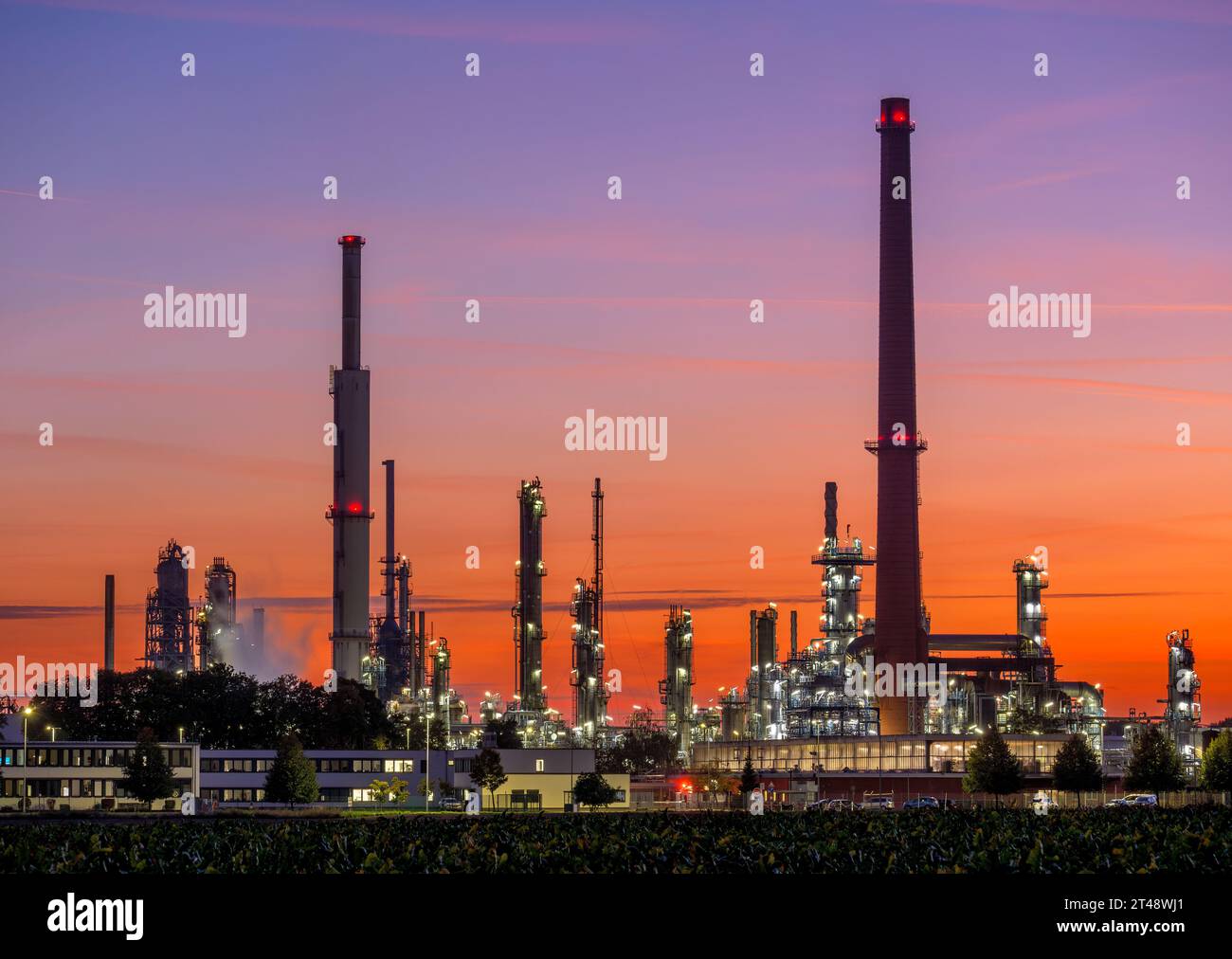 Raffineria al tramonto, stabilimento industriale, Ingolstadt, Baviera, Germania, Europa Foto Stock