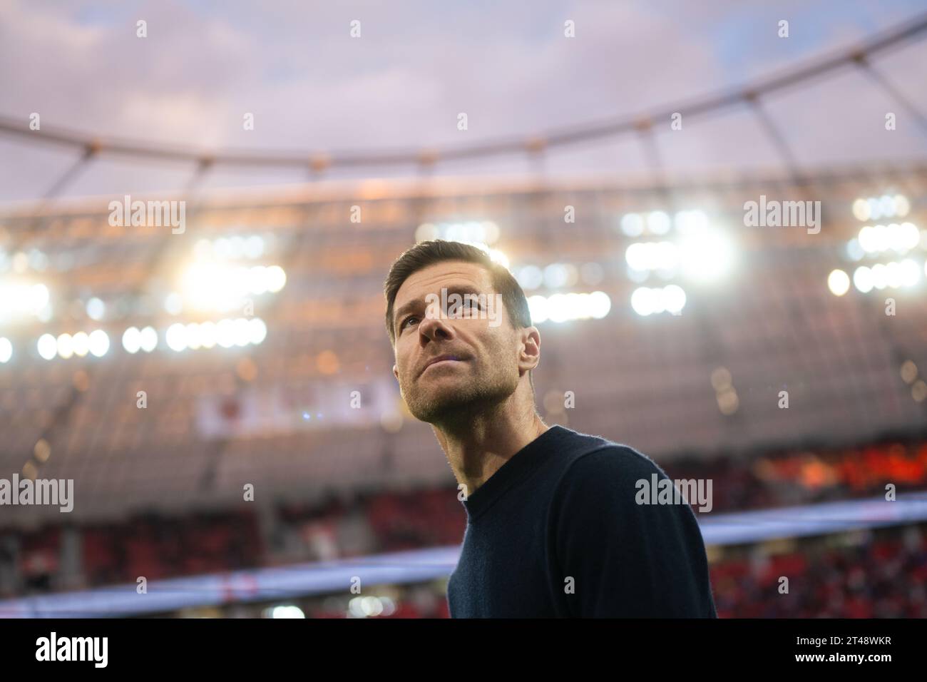 Leverkusen, Germania. 29 ottobre 2023. Calcio: Bundesliga, Bayer Leverkusen - SC Freiburg, Matchday 9, BayArena. L'allenatore di Leverkusen Xabi Alonso guarda avanti alla partita. Credito: Marius Becker/dpa - NOTA IMPORTANTE: conformemente ai requisiti della DFL Deutsche Fußball Liga e della DFB Deutscher Fußball-Bund, è vietato utilizzare o far utilizzare fotografie scattate nello stadio e/o della partita sotto forma di immagini di sequenza e/o serie di foto simili a video./dpa/Alamy Live News Foto Stock