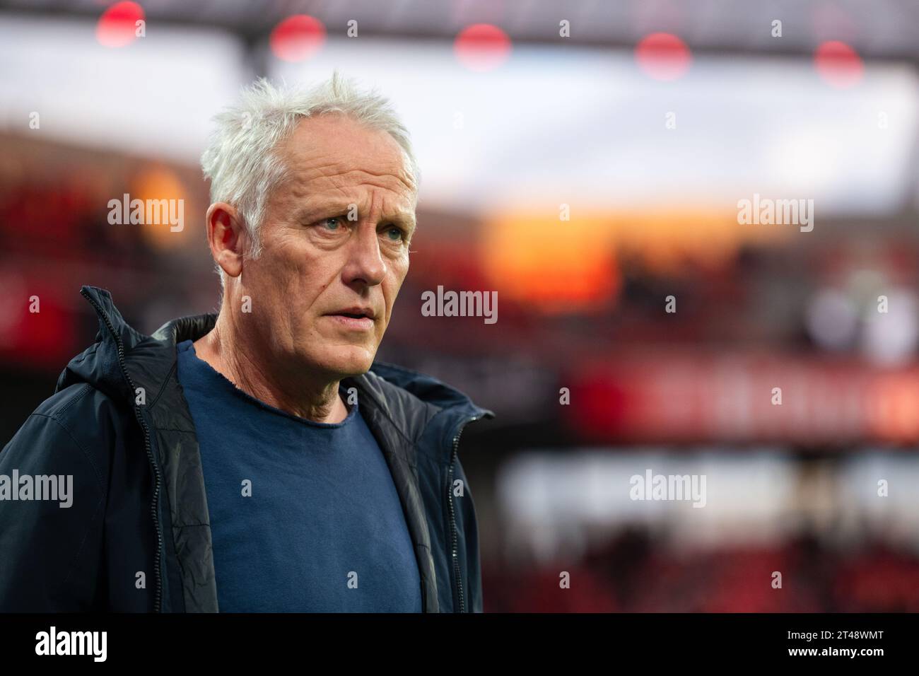 Leverkusen, Germania. 29 ottobre 2023. Calcio: Bundesliga, Bayer Leverkusen - SC Freiburg, Matchday 9, BayArena. L'allenatore di Friburgo Christian Streich guarda avanti alla partita. Credito: Marius Becker/dpa - NOTA IMPORTANTE: conformemente ai requisiti della DFL Deutsche Fußball Liga e della DFB Deutscher Fußball-Bund, è vietato utilizzare o far utilizzare fotografie scattate nello stadio e/o della partita sotto forma di immagini di sequenza e/o serie di foto simili a video./dpa/Alamy Live News Foto Stock