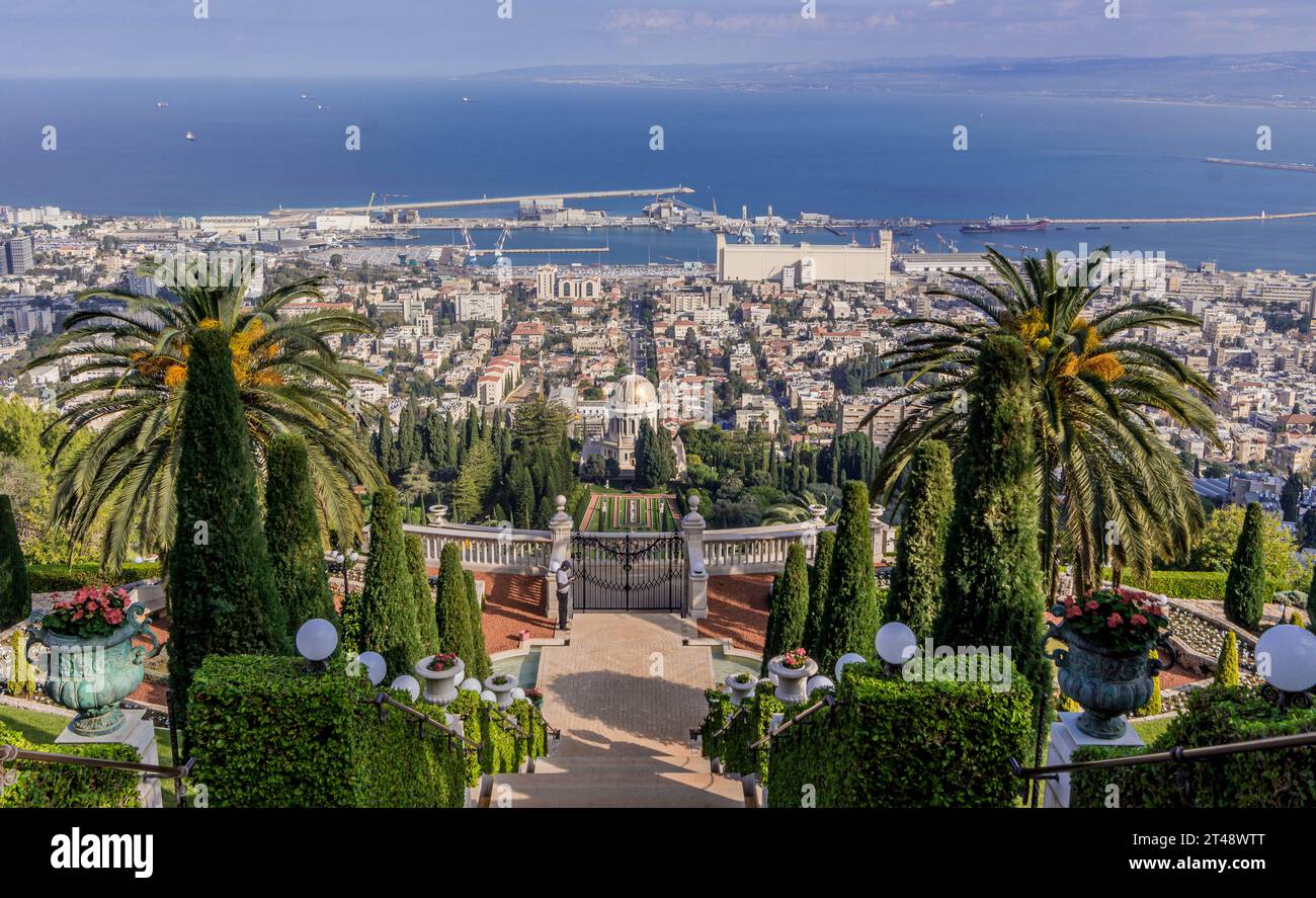 I giardini Bahai e il Santuario del Bab sopra la città israeliana di Haifa, il porto navale, il centro e il Mar Mediterraneo. I giardini Bahai e il Santuario di t Foto Stock