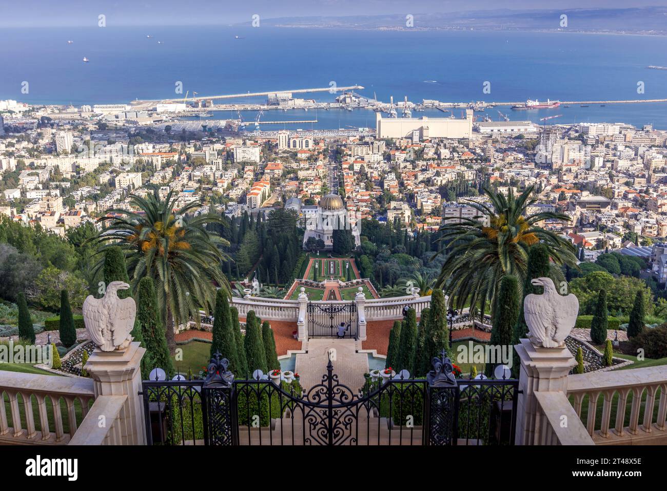 I giardini Bahai e il Santuario del Bab sopra la città israeliana di Haifa, il porto navale, il centro e il Mar Mediterraneo. I giardini Bahai e il Santuario di t Foto Stock