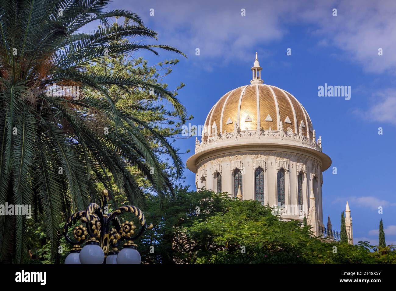 La cupola dorata del Santuario del Bab, il centro spirituale della fede Bahai, con gli alberi intorno ad Haifa, Israele. Foto Stock
