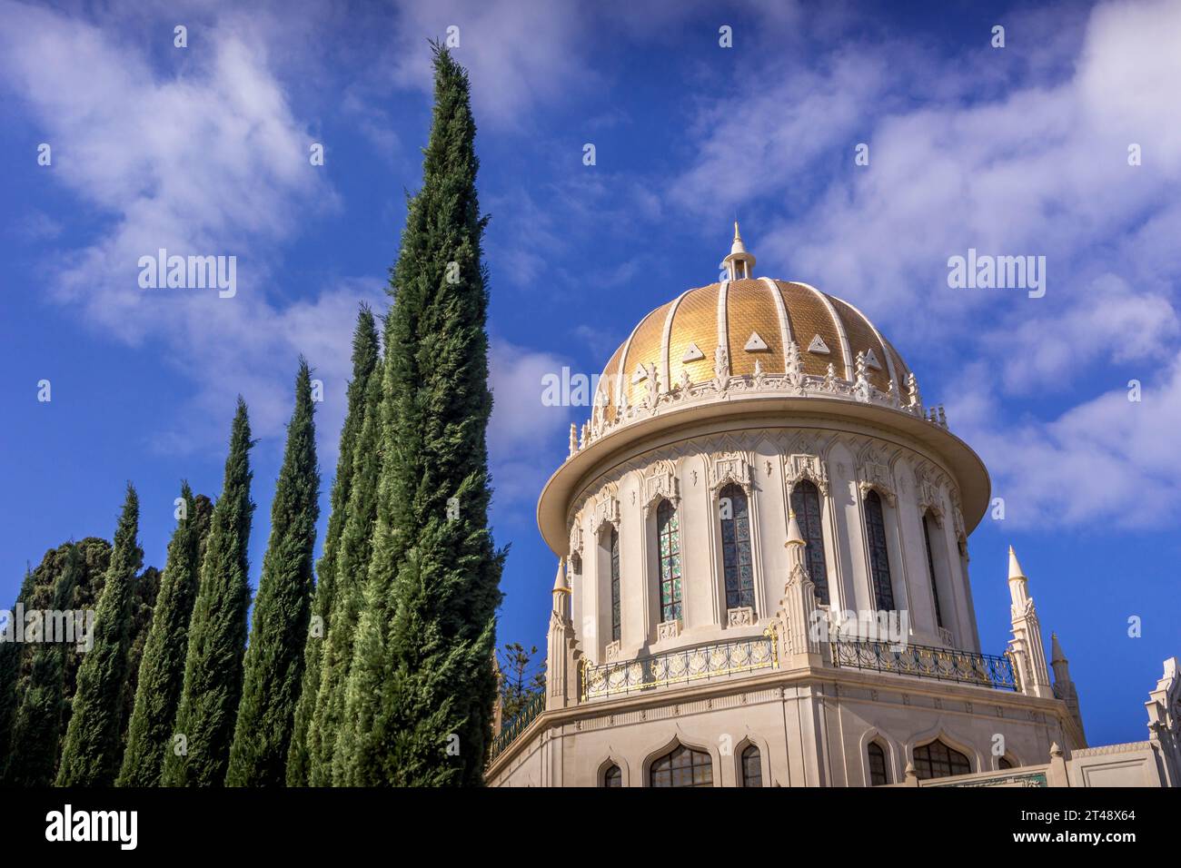La cupola dorata del Santuario del Bab, il centro spirituale della fede Bahai, con gli alberi intorno ad Haifa, Israele. Foto Stock