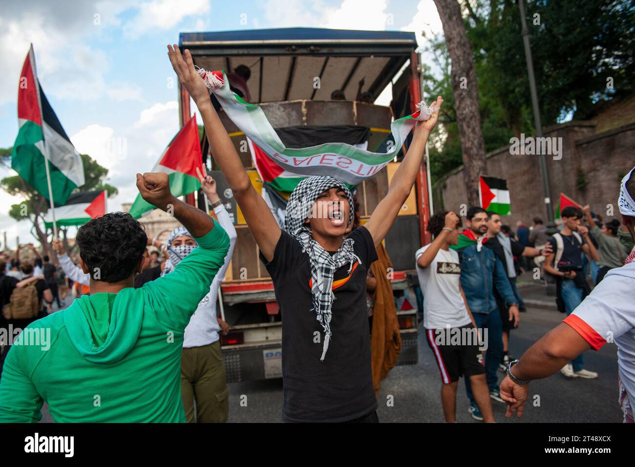 28 ottobre 2023 - Roma, Italia: Migliaia di persone marciano a Roma chiedendo la pace in Palestina. © Andrea Sabbadini Foto Stock