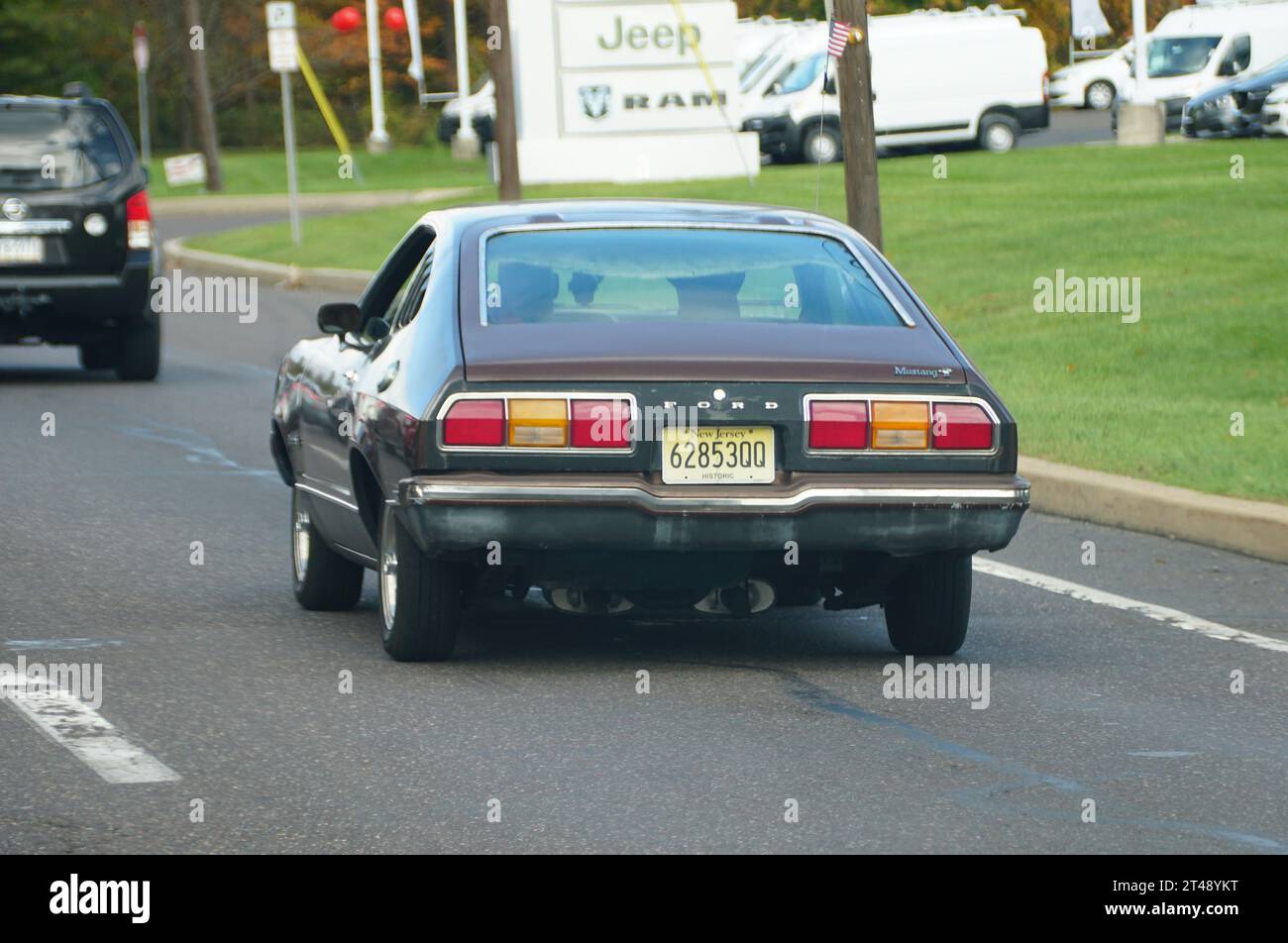 Quakertown, Pennsylvania, Stati Uniti - 22 ottobre 2023 - Un colore marrone di 1977 Ford Mustang che si muove sulla strada Foto Stock