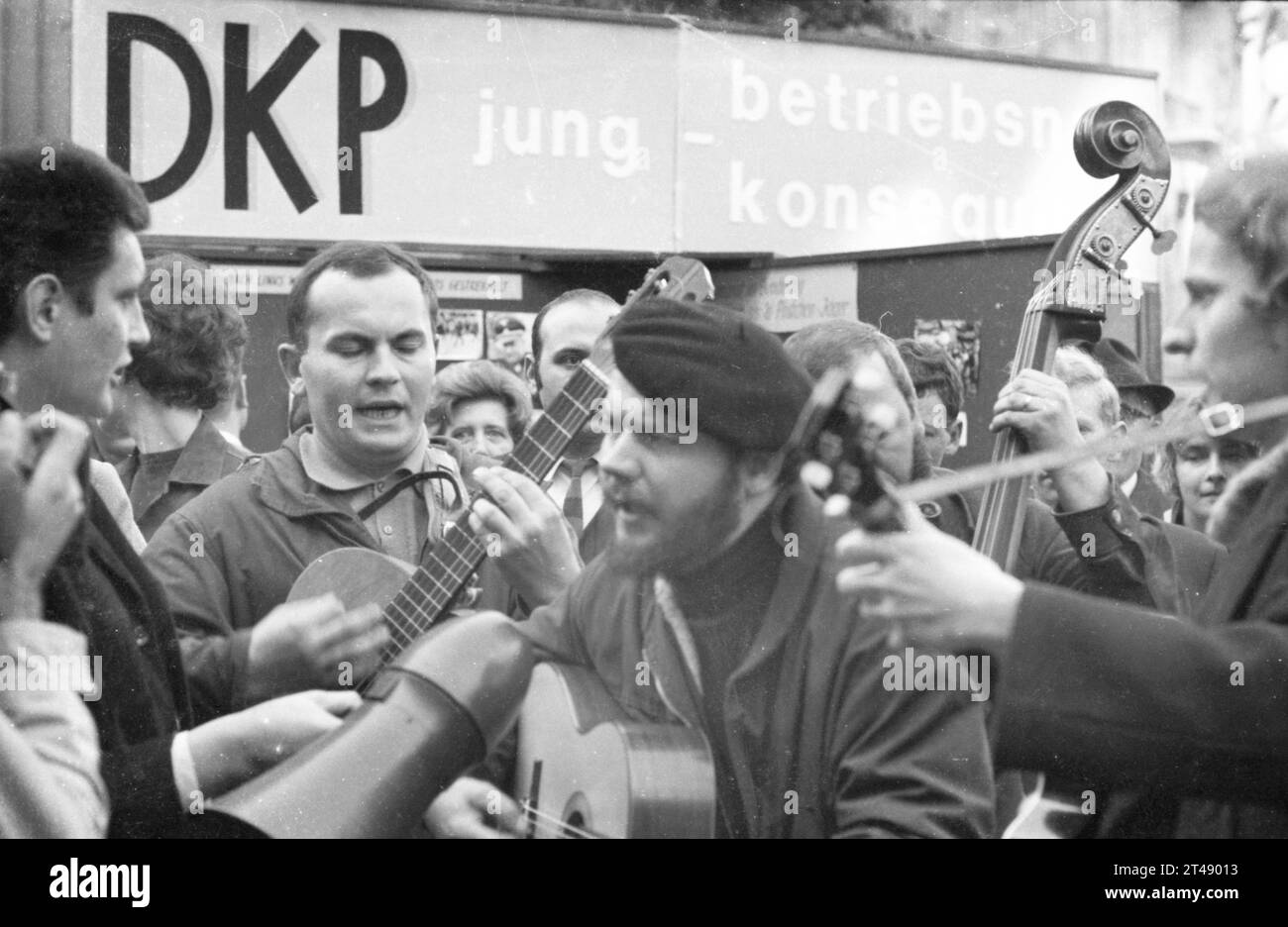 Der Umzug der Kommunisten aus ihrem Exil in der DDR 1969 DEU, Deutschland, Düsseldorf: der Umzug der Kommunisten aus ihrem Exil in der DDR 1969 verlief nicht ohne Probleme, ermöglicht durch die Entspannungspolitik der Regierung Willy Brandt, kam die Führung der KPD 1969 nach Bonn, um eine neue Partei zu gründen. Juristisch wurde aus der KPD die DKP. Düsseldorf. Straßenwerbung ca. 1969. Band Die Conrads DEU, Germania, Düsseldorf: I comunisti si trasferiscono dal loro esilio nella RDT nel 1969 non sono stati senza problemi. Reso possibile dalla politica di dÃ tente del governo Willy Brandt, la guida di Foto Stock