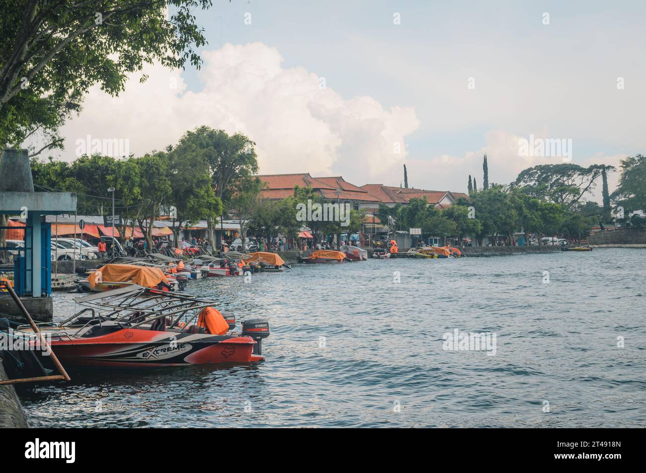 Barca turistica sul Lago Sarangan, Magetan, giava Orientale, Indonesia Foto Stock