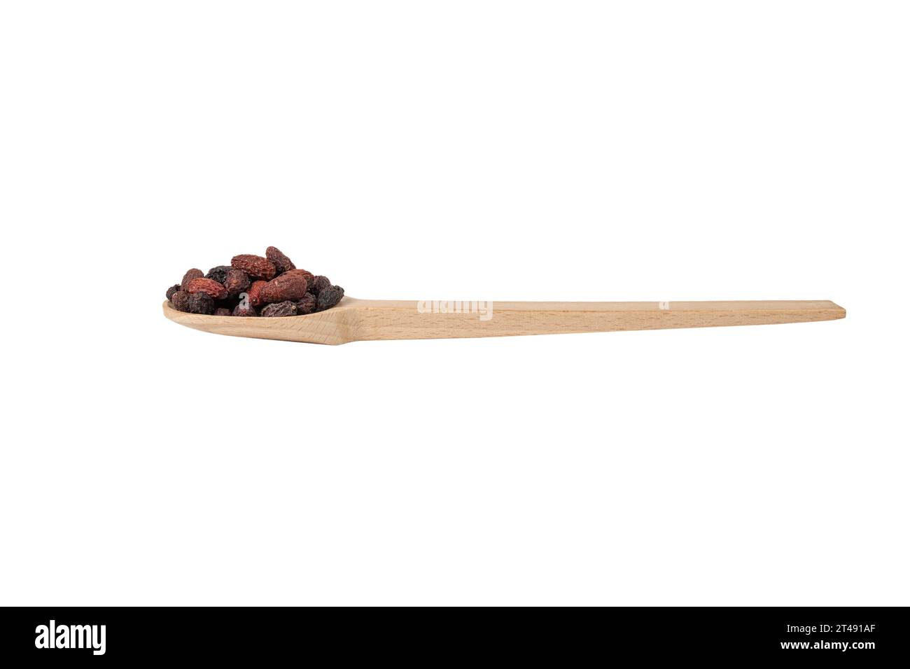 Dogwood o Cornel Fruit Herb utilizzato in erboristeria su cucchiaio di legno isolato su sfondo bianco. Erbe. Medicina alternativa. Foto Stock