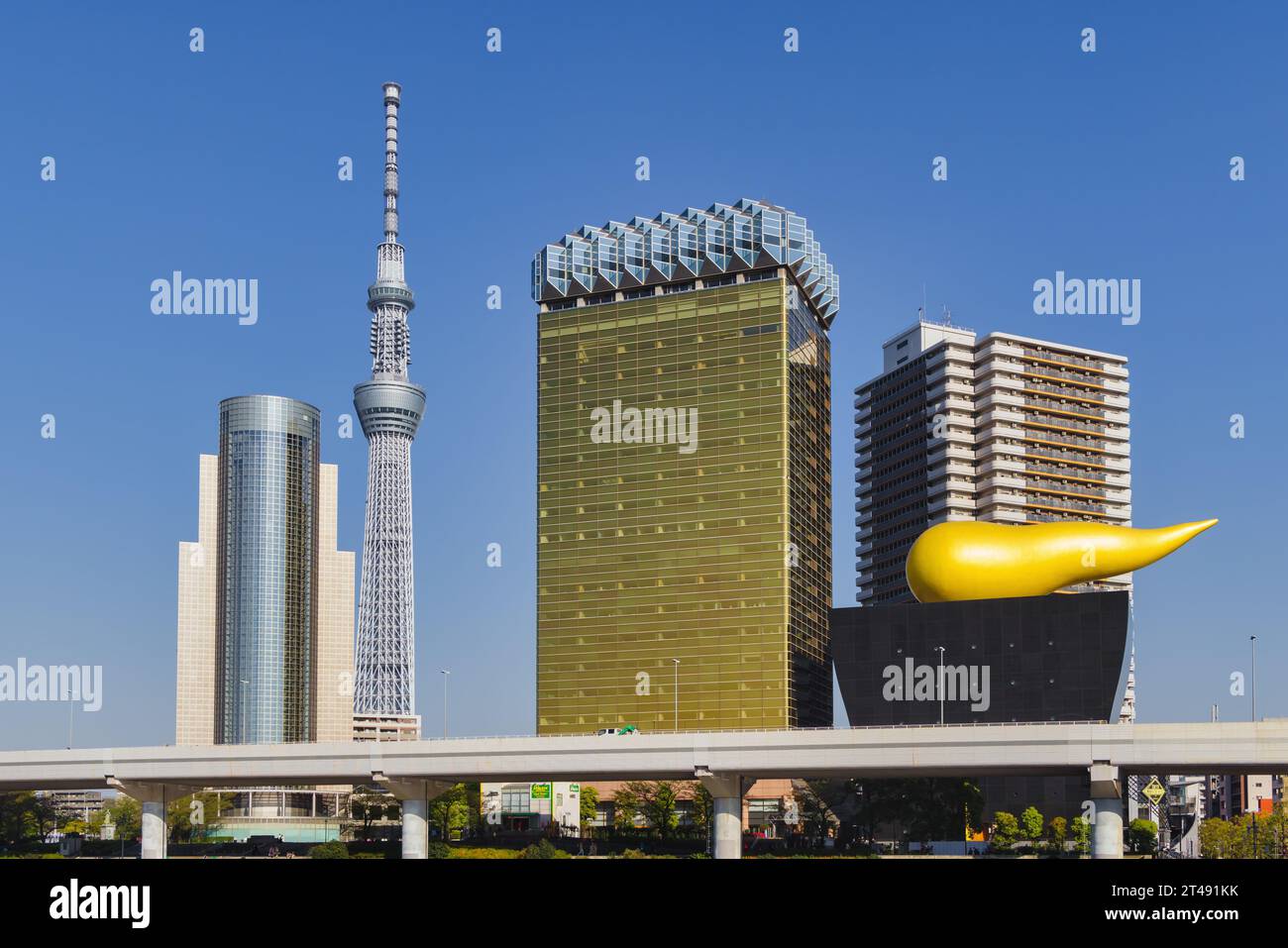 Tokyo, Giappone - 9 aprile 2023: Skyline di Sumida a Tokyo. Da vedere ci sono l'ufficio cittadino di Sumida, il Tokyo skytree e la sala della birra Asahi. Foto Stock