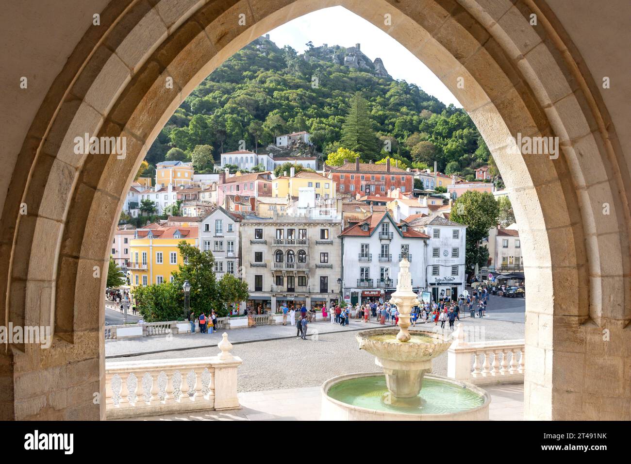 Vista dal Palazzo Nazionale di Sintra (Palácio Nacional de Sintra), da República, da Sintra, dalla regione di Lisbona, dal Portogallo Foto Stock