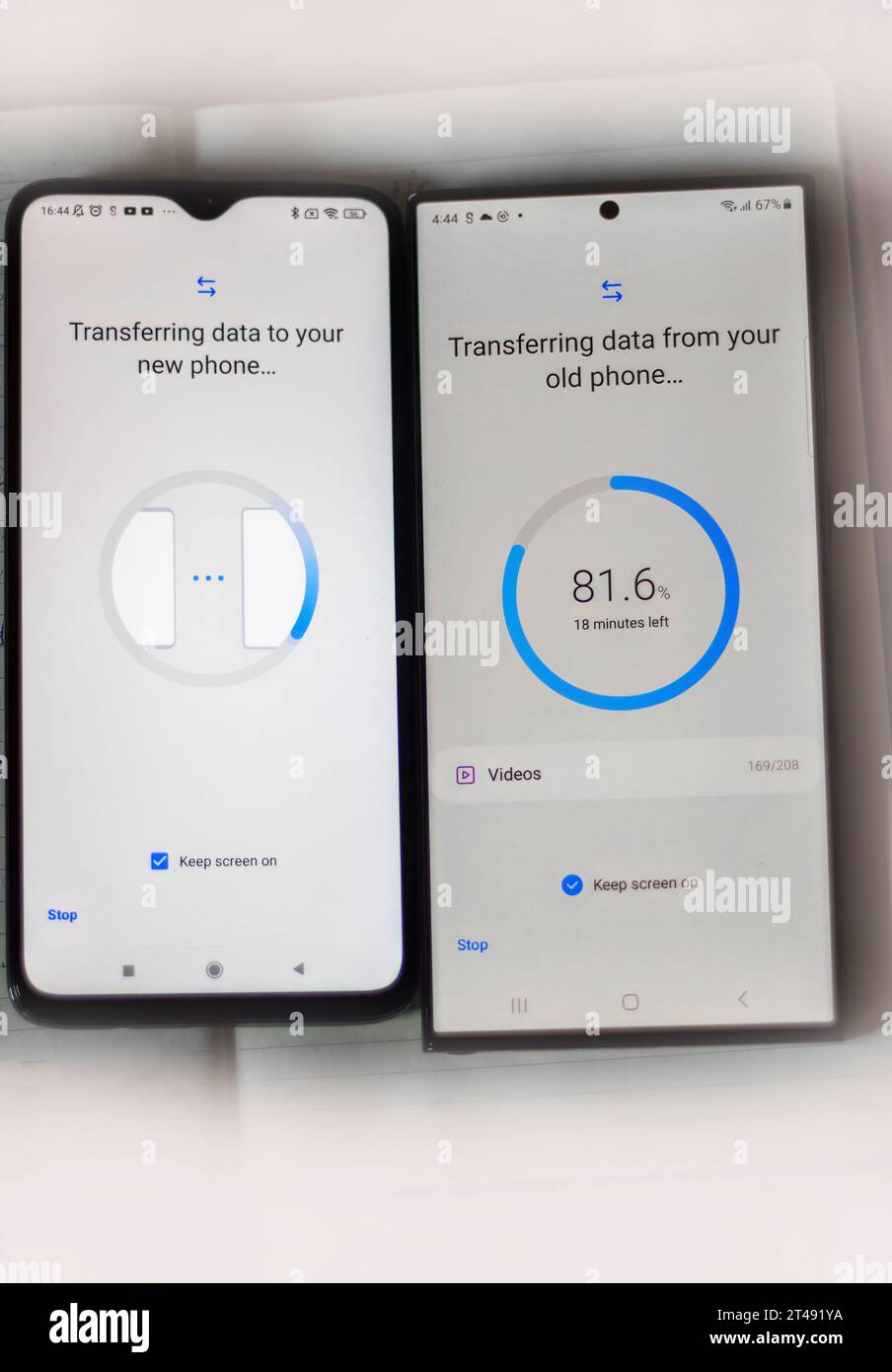Due telefoni android sono tenuti vicini l'uno all'altro durante il primo trasferimento di file o il processo di installazione Foto Stock