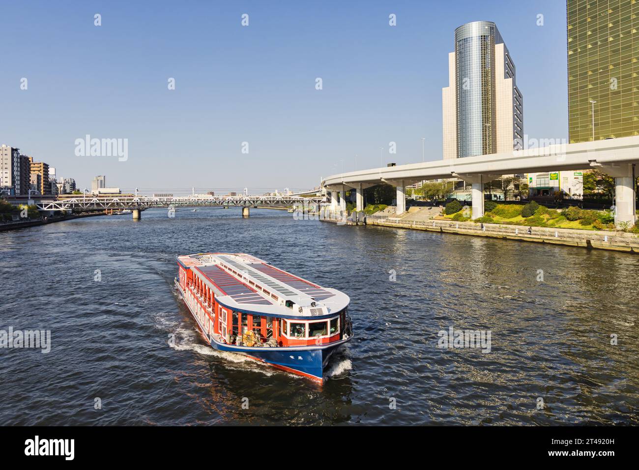 Tokyo, Giappone - 9 aprile 2023: Nave da crociera sul fiume Sumida a Tokyo. Il fiume Sumida è un fiume importante della città che scorre attraverso il centro di Tokyo Foto Stock