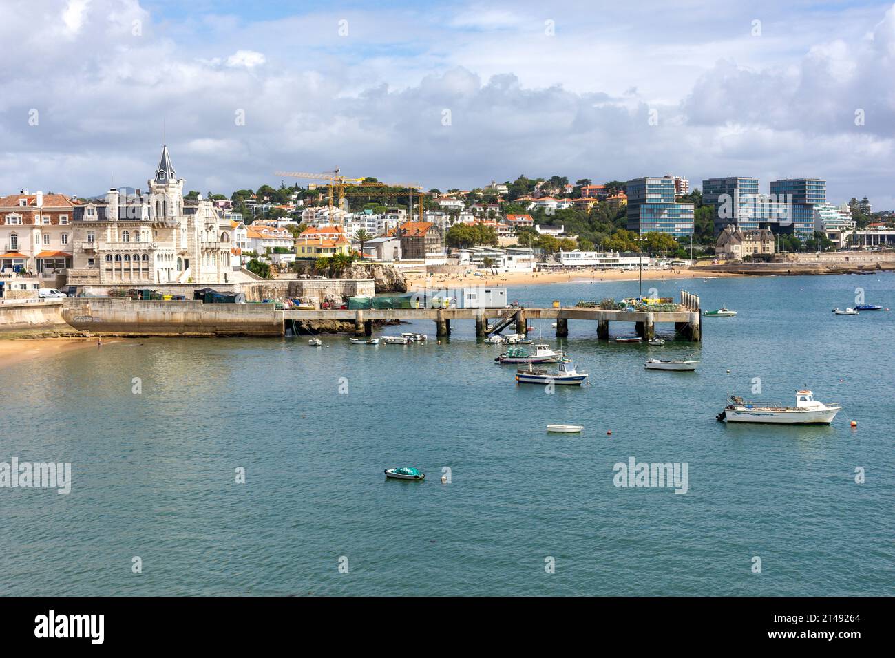 Vista costiera della città e delle spiagge, Cascais, regione di Lisbona, Portogallo Foto Stock