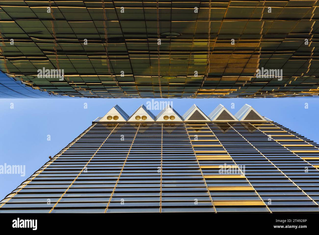 Tokyo, Giappone - 9 aprile 2023: La torre della birra Asahi nel distretto di Sumida. La Asahi Beer Tower è uno degli edifici della sede centrale della birreria Asahi, Foto Stock