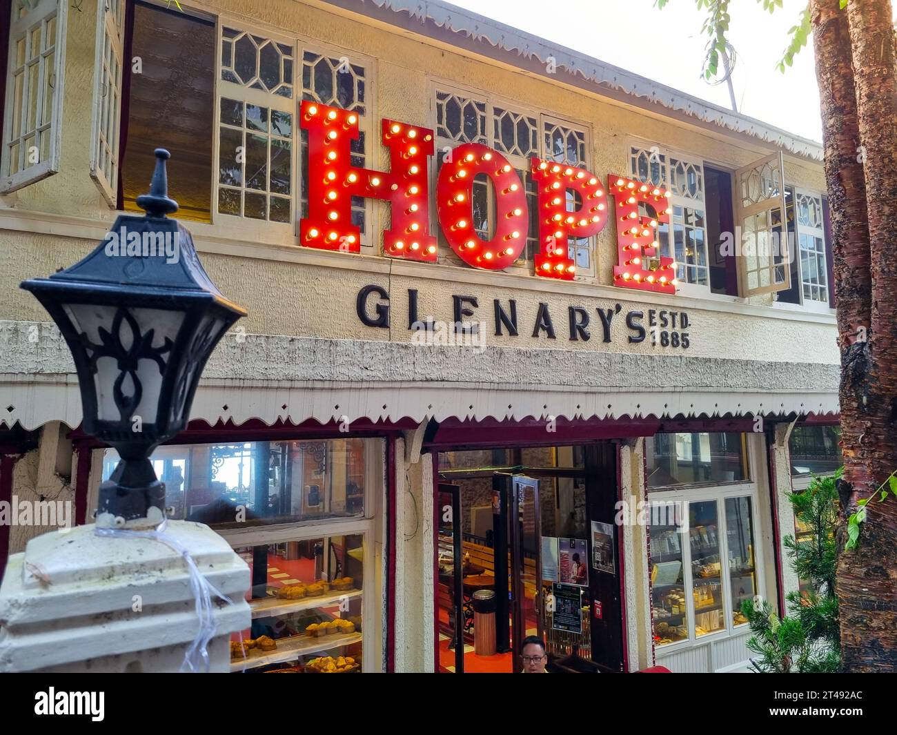 Shot di panoramica che mostra il cartello di Glenary's Hope che mostra il famoso caffè panetteria, una visita imperdibile per i turisti sulla strada del centro commerciale Foto Stock