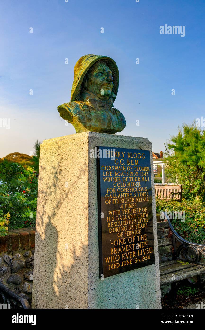 Il famoso e coraggioso memoriale di Henry Blogg della nave di salvataggio RNLI, "uno degli uomini più coraggiosi che abbia mai vissuto", a Cromer, Norfolk, Inghilterra, Regno Unito Foto Stock