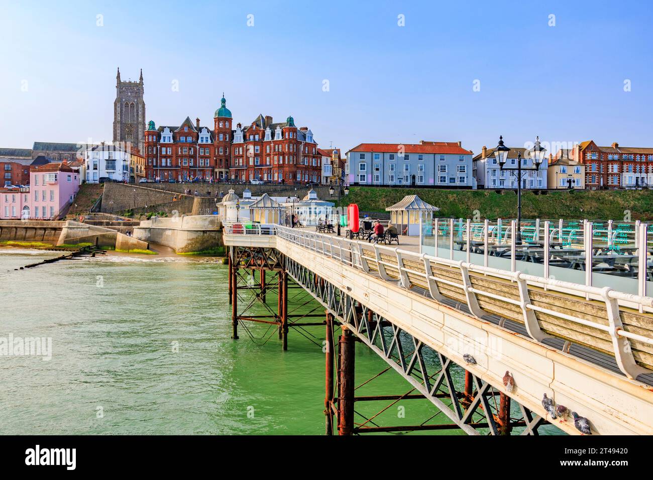 Un mix di architettura colorata sul lungomare sopra il molo di Cromer, Norfolk, Inghilterra, Regno Unito Foto Stock