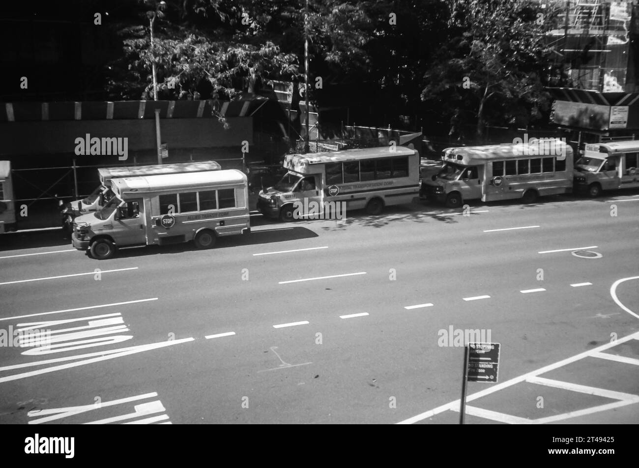 Gli scuolabus parcheggiano di fronte alla PS33 a Chelsea in attesa di licenziamento. Lunedì 16 ottobre 2023 a New York. (© Richard B. Levine) Foto Stock