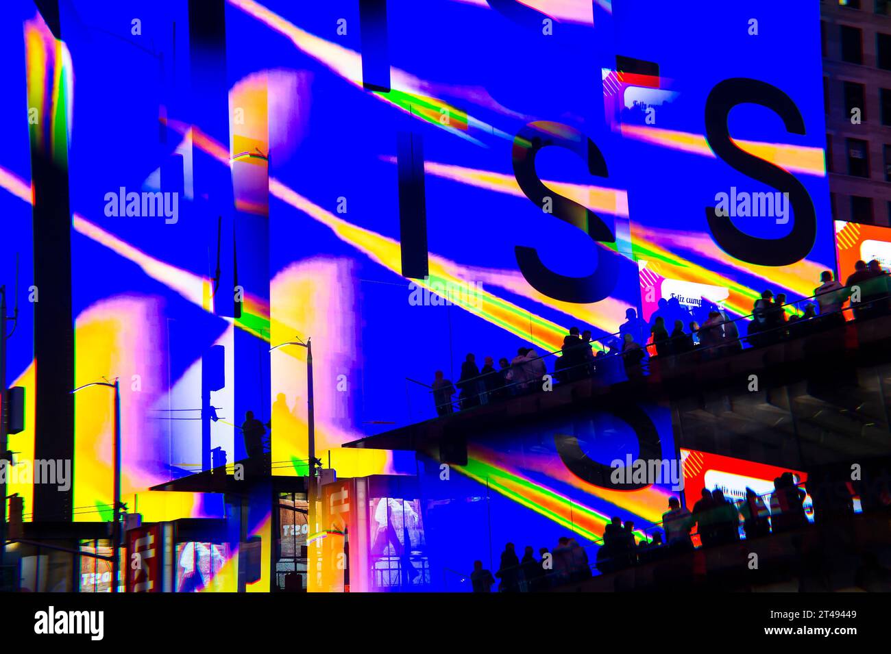 Schermo gigante a Times Square a New York mercoledì 25 ottobre 2023. © Richard B. Levine) girato con un filtro prisma Foto Stock