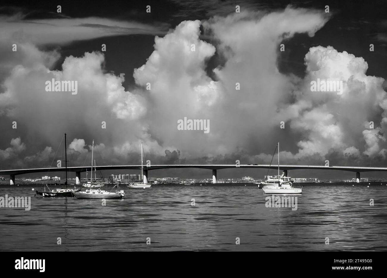 Immagine infrarossa rossa in bianco e nero delle barche nella baia di Sarasota con il ponte John Ringling Causeway in lontananza a Sarasota, Florida, USA Foto Stock