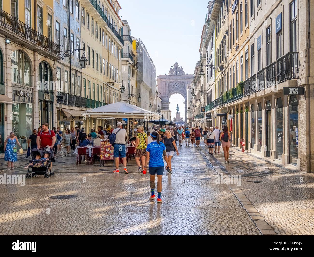 Rue Augusta Street nel quartiere centrale di Baixa a Lisbona, Portogallo Foto Stock