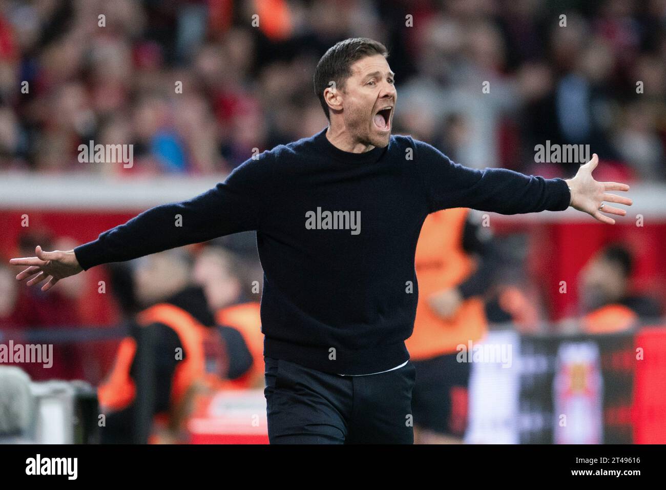 Leverkusen, Germania. 29 ottobre 2023. Calcio: Bundesliga, Bayer Leverkusen - SC Freiburg, Matchday 9, BayArena. L'allenatore di Leverkusen Xabi Alonso si muove a bordo campo. Credito: Marius Becker/dpa - NOTA IMPORTANTE: conformemente ai requisiti della DFL Deutsche Fußball Liga e della DFB Deutscher Fußball-Bund, è vietato utilizzare o far utilizzare fotografie scattate nello stadio e/o della partita sotto forma di immagini di sequenza e/o serie di foto simili a video./dpa/Alamy Live News Foto Stock