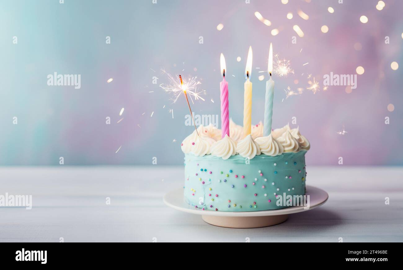 Torta di compleanno pastello con tre candele di compleanno e sparkler Foto Stock