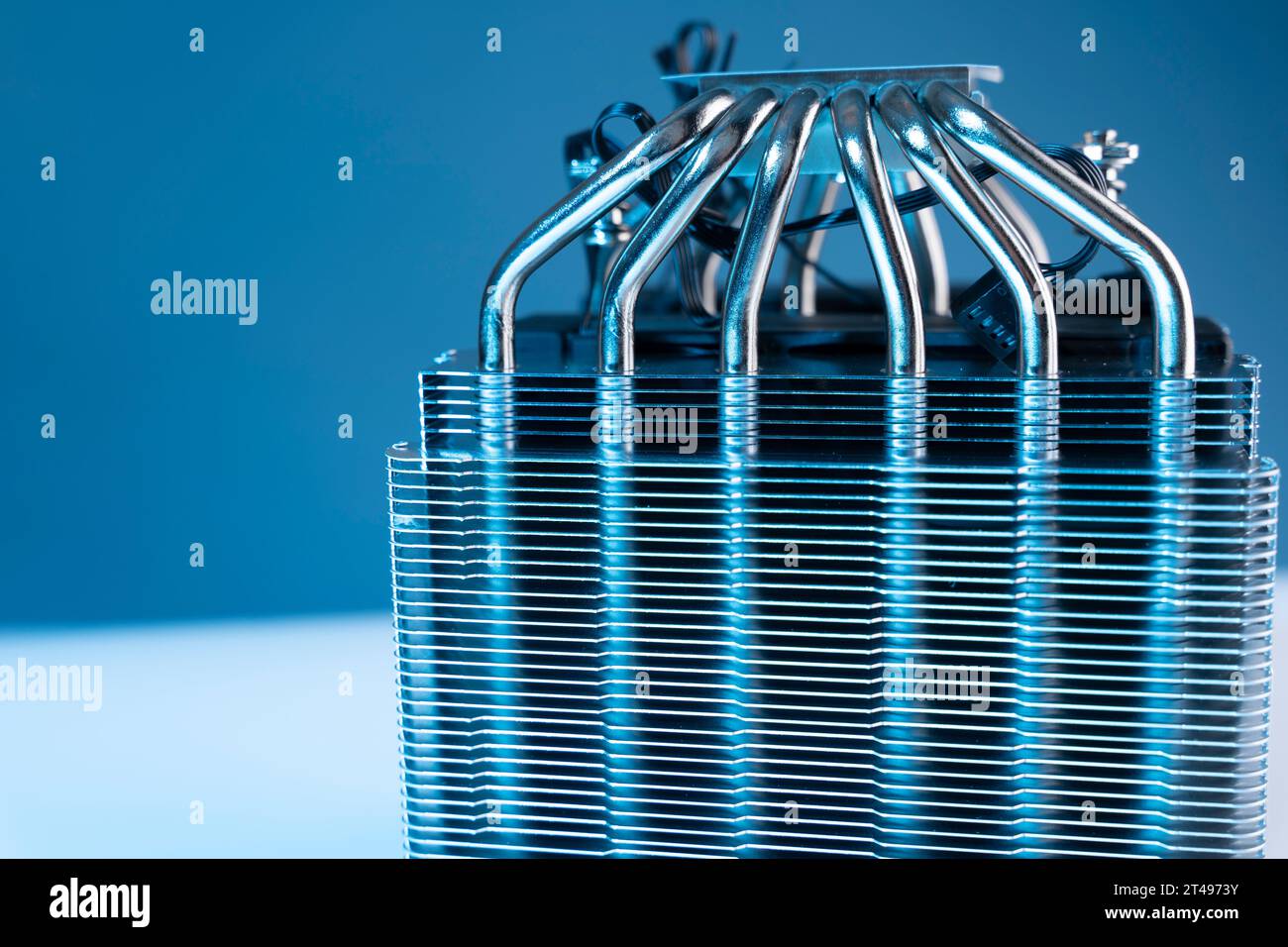 Ventola del computer. Refrigeratore moderno e potente per il raffreddamento della CPU. Sistema di raffreddamento del processore. Concetto di hardware per PC. Refrigeratore d'aria di un processo per personal computer Foto Stock