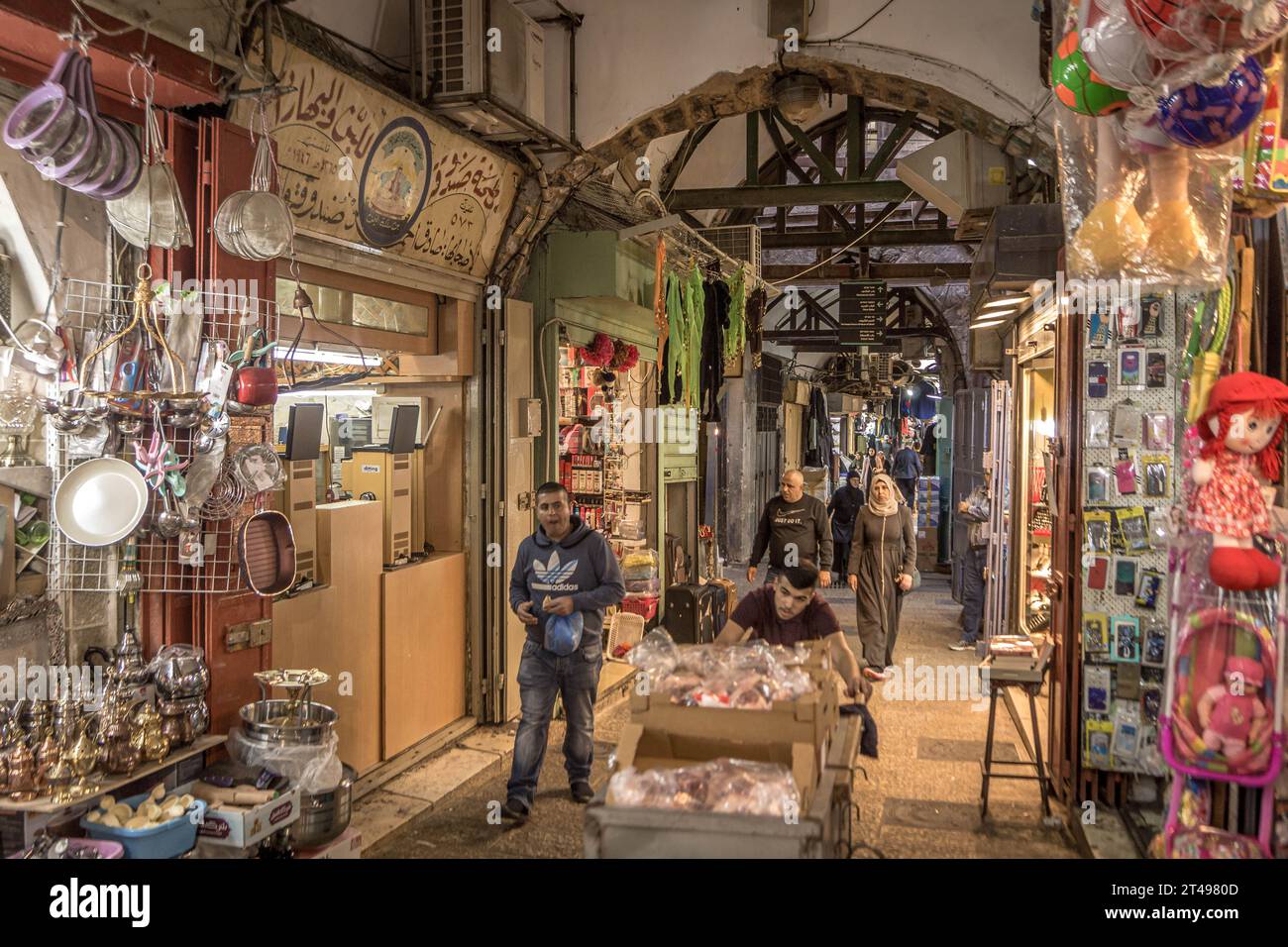 Il vicolo, i negozi di souvenir e i negozi nella città vecchia di Gerusalemme, nell'area del quartiere musulmano, in Israele. Foto Stock