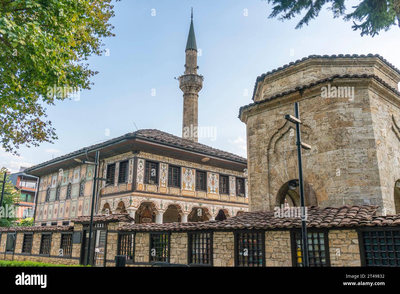 Una vista esterna della moschea dipinta nella città di Tetovo, nella Macedonia del Nord. Sarena Dzamija, moschea decorata Tetove Foto Stock