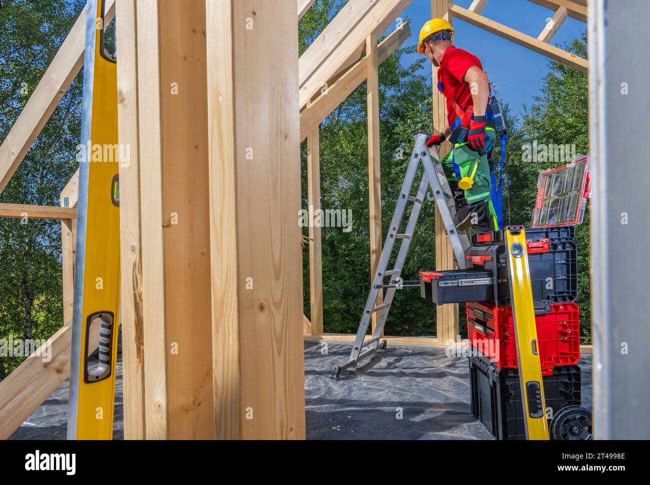 Operaio edile caucasico negli anni '40 che lavora su Wooden House Skeleton Frame Foto Stock