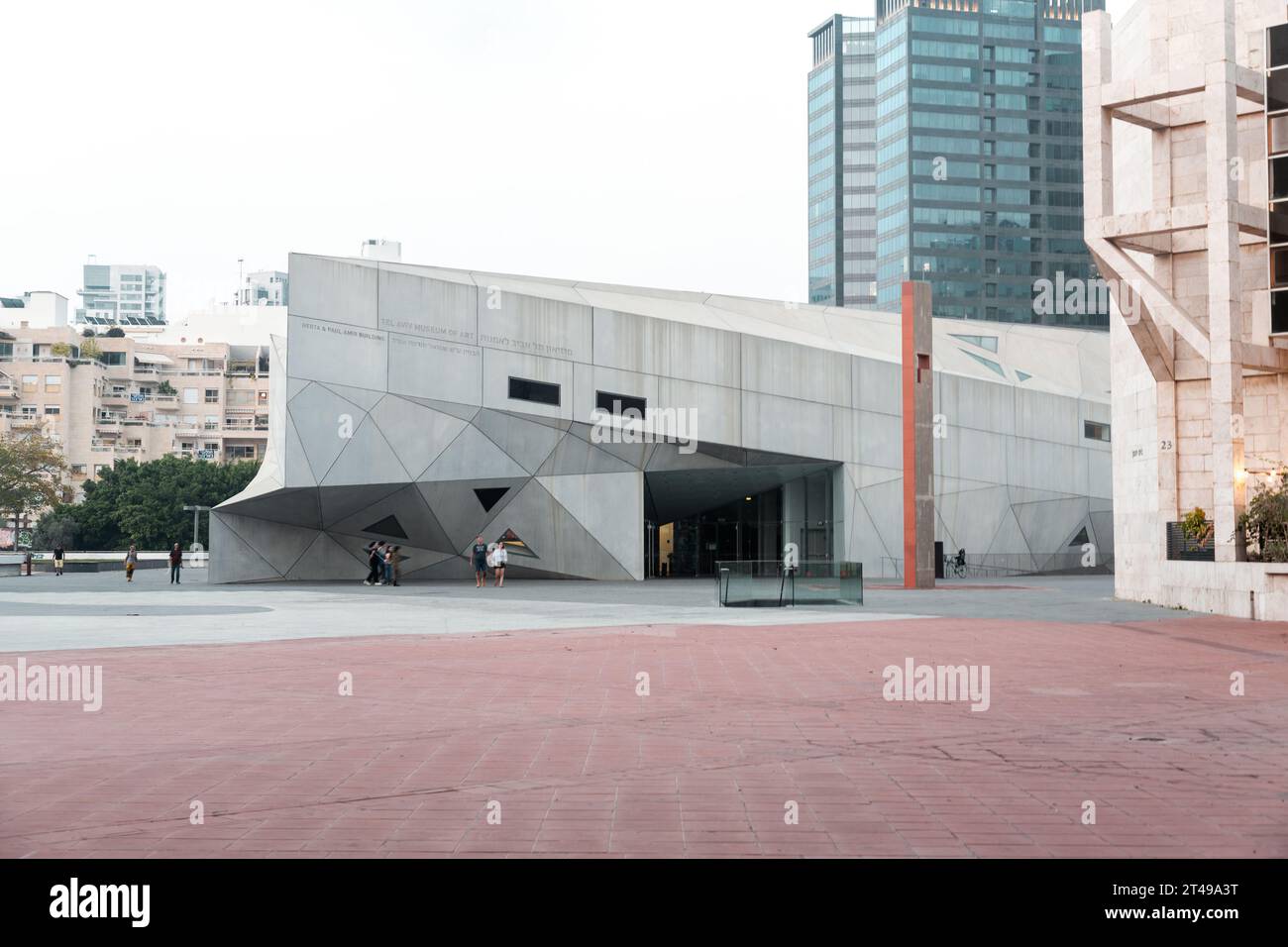 Tel Aviv, Israele - 28 ottobre 2023 - l'esterno del Museo d'arte di Tel Aviv si trova nella piazza dei musei di Tel Aviv, Israele. Foto Stock