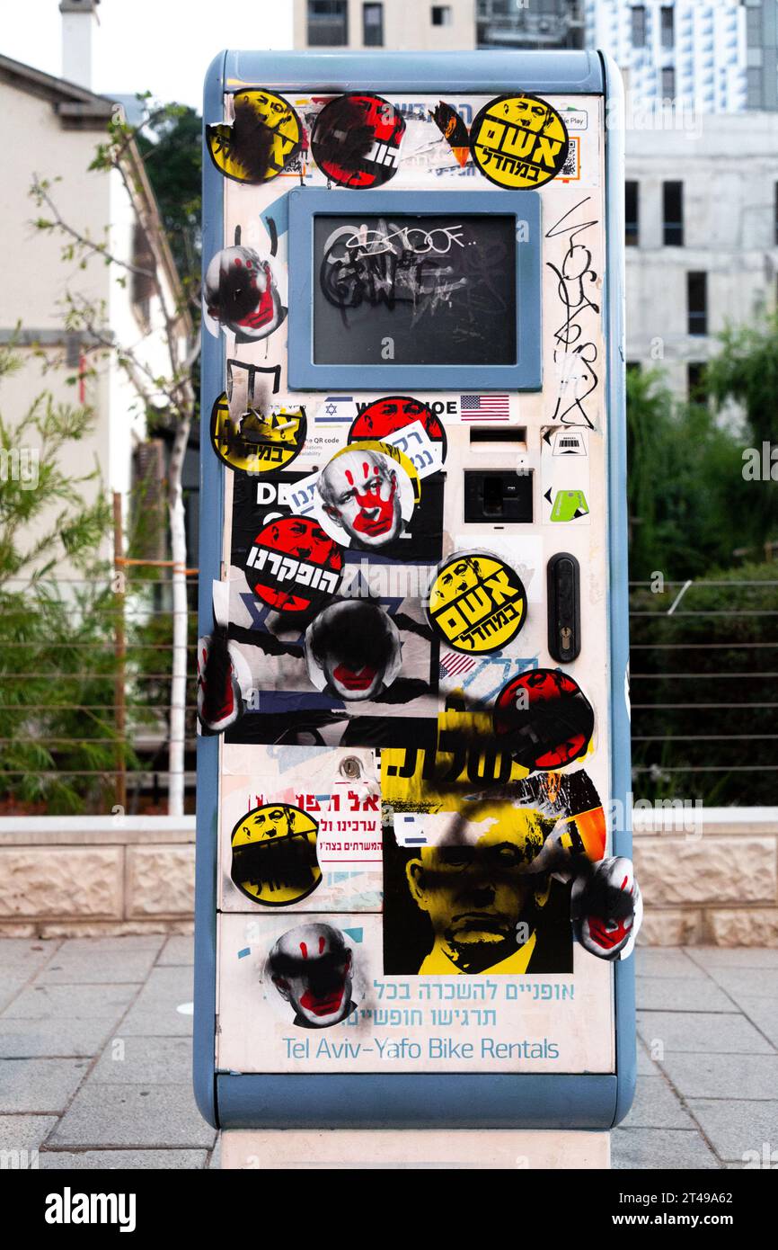 Tel Aviv, Israele - 28 ottobre 2023 - adesivi che prendono in giro il primo ministro israeliano Benjamin Netanyahu sulle pareti e sui pavimenti di Tel Aviv, durante la guerra con Foto Stock