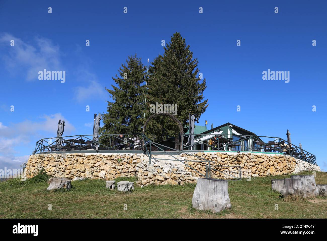 Ristorante Amfiteatrul (Anfiteatro), Moieciu de Sus, Monti Făgărăş, Carpazi meridionali, Contea di Braşov, Transilvania, Romania, Europa Foto Stock