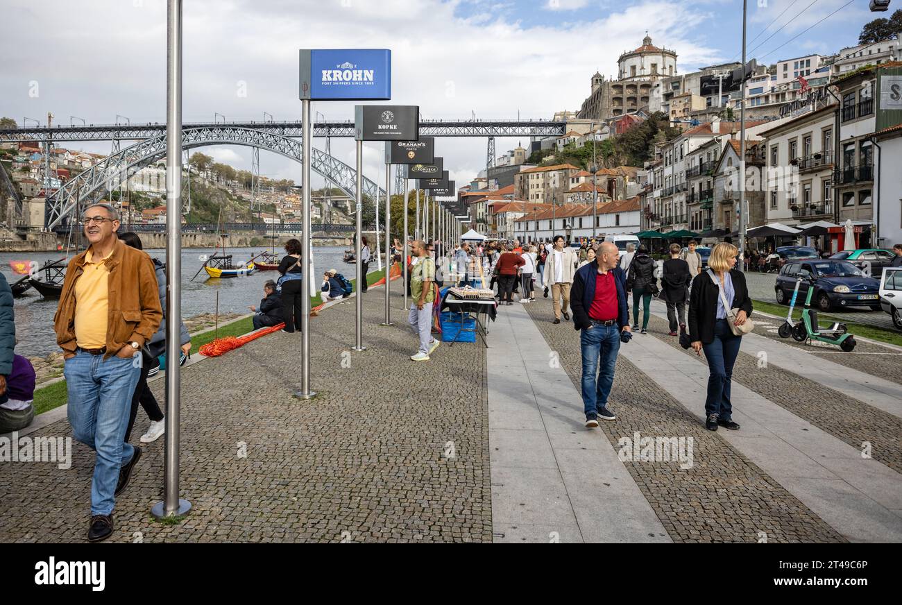 Passeggiata lungo il fiume Douro a Vila Nova da Gaia con una fila di cartelli per la Casa del vino di Porto a Porto, Portogallo, il 18 ottobre 2023 Foto Stock