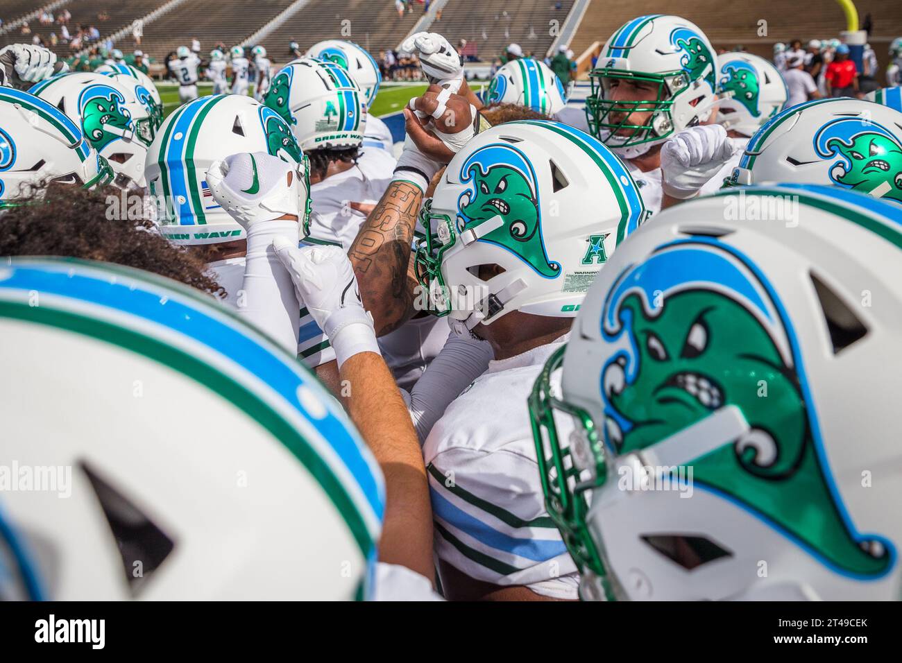 Houston, Texas, Stati Uniti. 28 ottobre 2023. La squadra dei Tulane Green Wave si riunisce durante la partita di football NCAA tra i Tulane Green Wave e i Rice Owls al Rice Stadium di Houston, Texas. Tulane sconfisse Rice 30-28. Prentice C. James/CSM/Alamy Live News Foto Stock