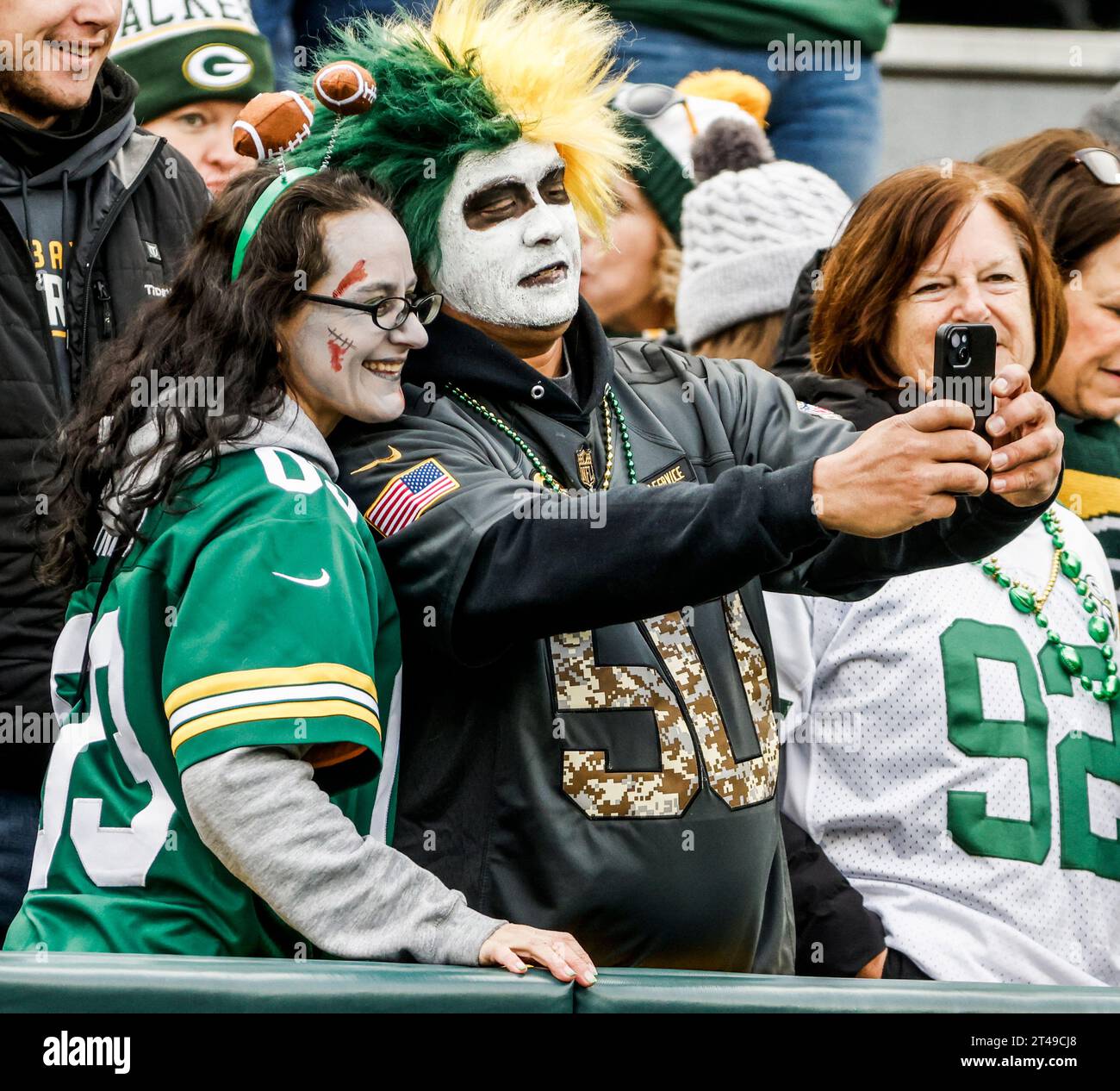 Green Bay, Stati Uniti. 29 ottobre 2023. I fan dei Green Bay Packers scattano foto selfie prima dell'inizio della partita NFL tra i Minnesota Vikings e i Green Bay Packers al Lambeau Field domenica 29 ottobre 2023, foto di Tannen Maury/UPI Credit: UPI/Alamy Live News Foto Stock