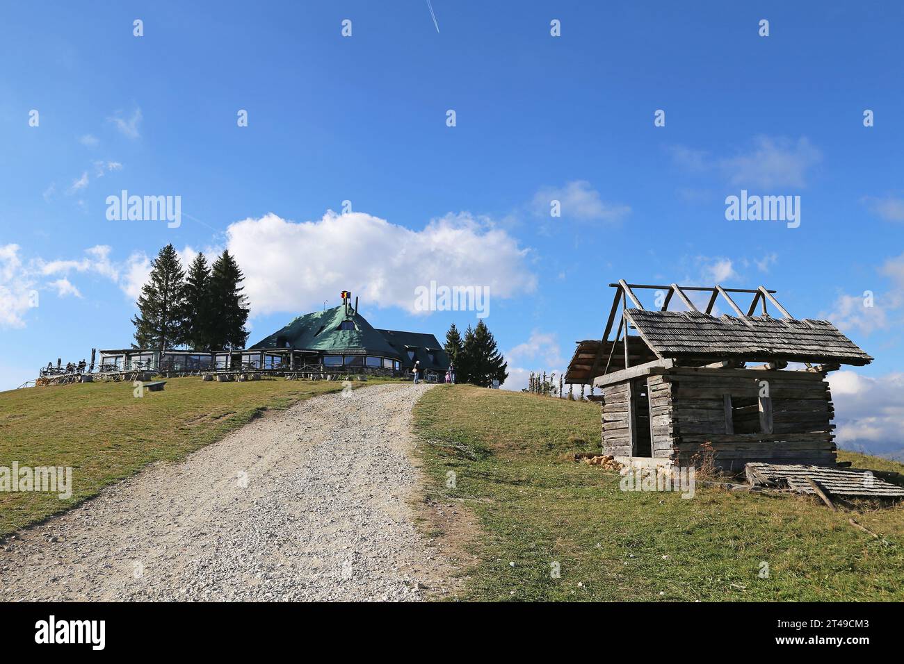 Vecchio edificio annesso, Amfiteatrul (Anfiteatro), Moieciu de Sus, Monti Făgărăş, Carpazi meridionali, contea di Braşov, Transilvania, Romania, Europa Foto Stock