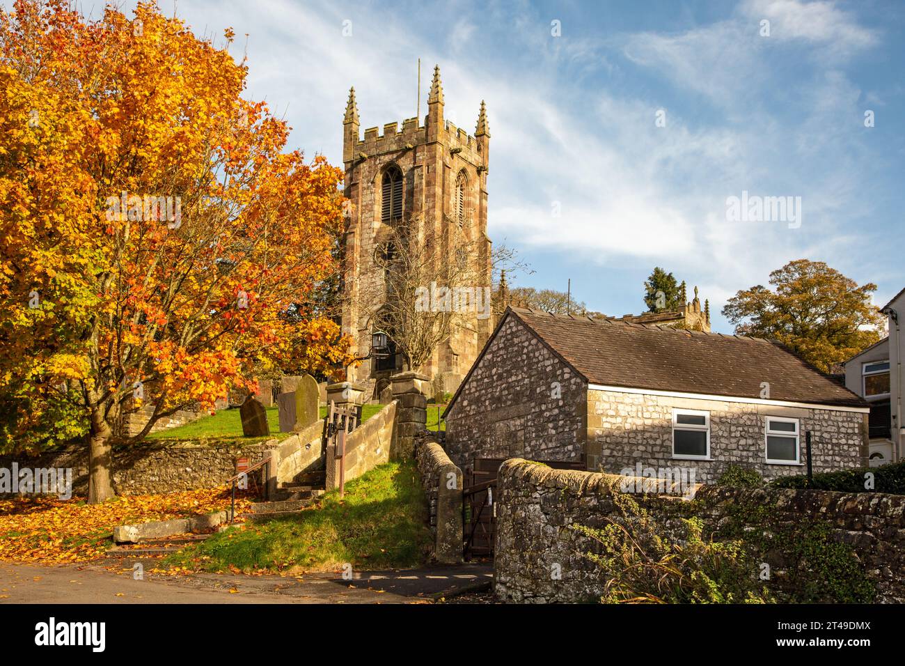 La chiesa parrocchiale del XIII secolo di Saint Giles, nel villaggio Derbyshire di Hartington, vista durante l'autunno Foto Stock