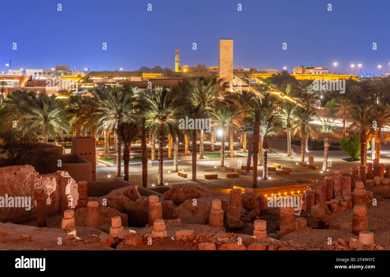 Le mura della città vecchia di Diriyah sono illuminate di notte, Riyadh, Arabia Saudita Foto Stock