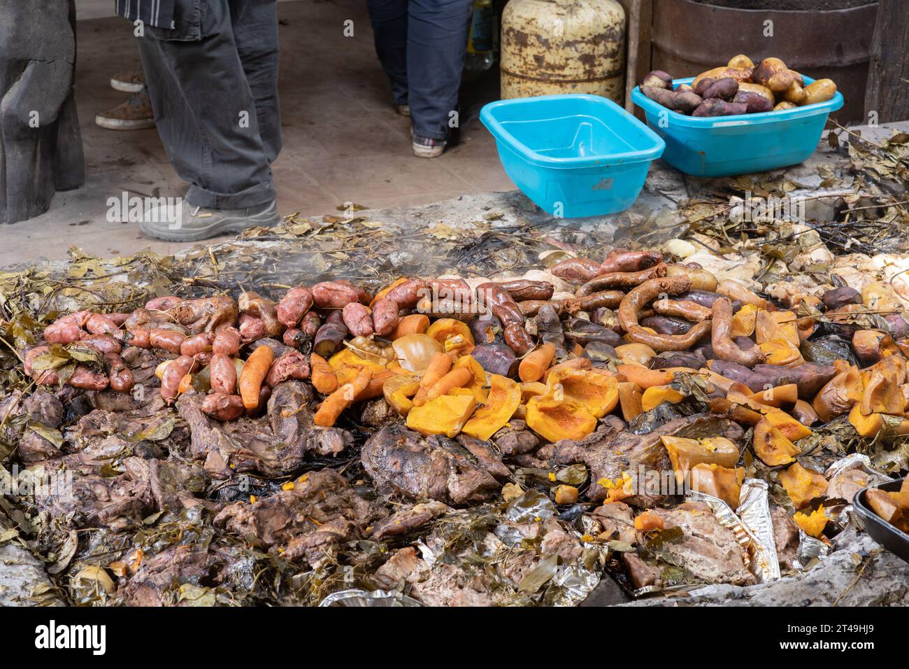 Primo piano di carne e verdure preparate sottoterra come parte della cerimonia del curanto, un cibo tradizionale della Patagonia. Colonia Suiza, Bariloche, A Foto Stock